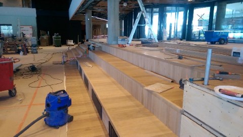 Platsbyggd gradäng i massiv amerikansk ek